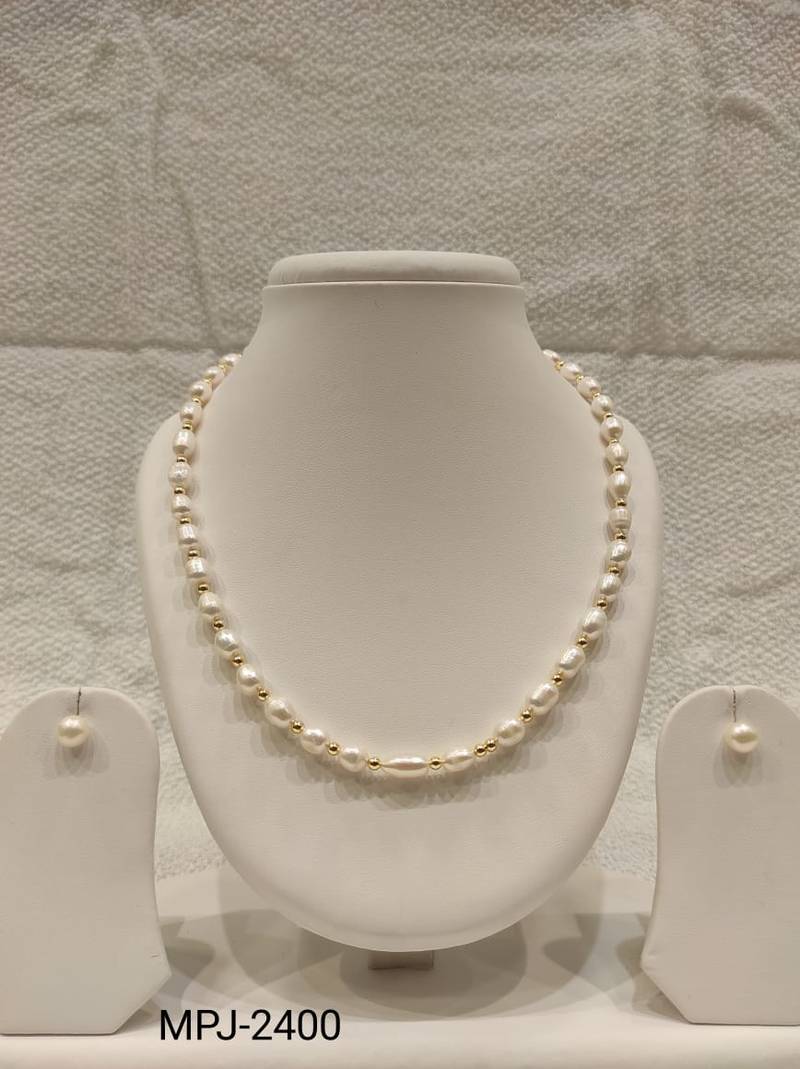 Freshwater pearl necklace and stud earrings jewellery set, white, gold beads, fresh water pearls maala
