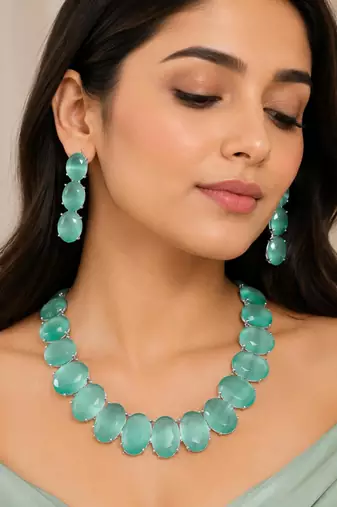Pista green ad stone rhodium-plated necklace set with earrings