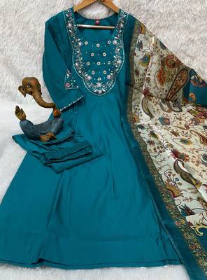 Women rama green embroidered kurta pant set with dupatt 4