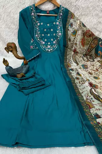 Women rama green embroidered kurta pant set with dupatt