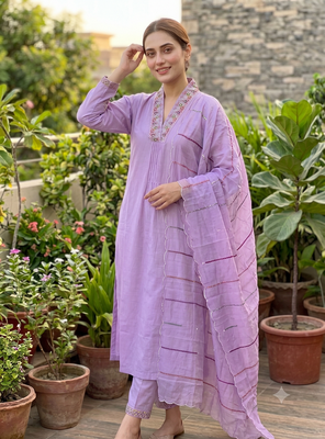 Lavender embroidered silk kurta pant set with scalloped dupatta 1