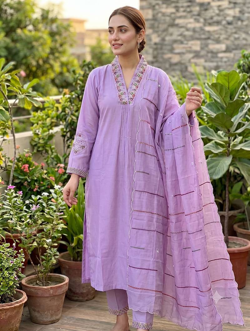 Lavender  embroidered silk kurta pant set with scalloped dupatta