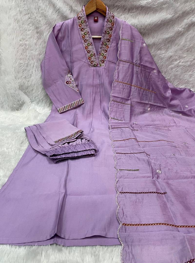Lavender  embroidered silk kurta pant set with scalloped dupatta