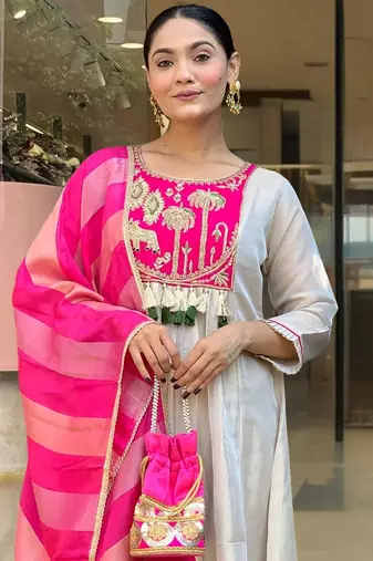 Cream silk sequin embroidery round neck kurta set with pink jacquard dupatta