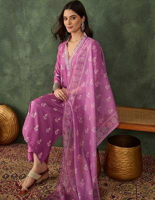 Onion floral rayon silk v-neck kurta set with organza dupatta 4