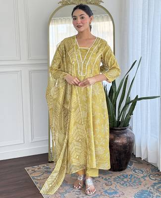 Yellow rayon silk printed u neck kurta set with printed organza pink dupatta 3
