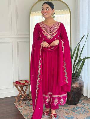 Pink vichitra silk sequin embroidered v neck kurta set with vichitra silk dupatta 4
