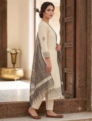 Cream cotton straight kurta pant set with charcoal grey dupatta 3