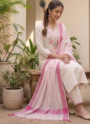 Off-white cotton straight kurta pant set with rani pink dupatta 2