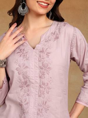 Women mauve ethnic motifs embroidered cotton front slit chikankari kurta with trousers 4