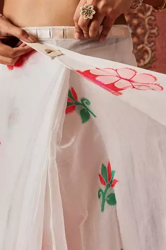 White printed cotton blend ethnic saree with blouse piece