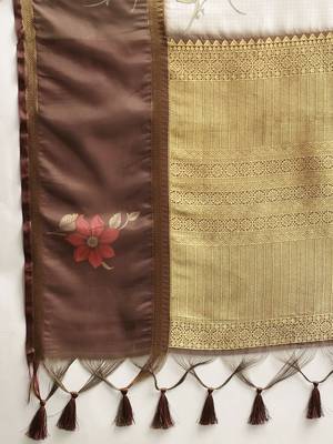 Off white printed silk blend ethnic saree with blouse piece 5