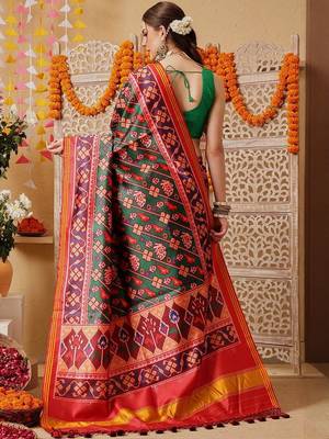 Green printed silk cotton traditional saree with blouse piece 3