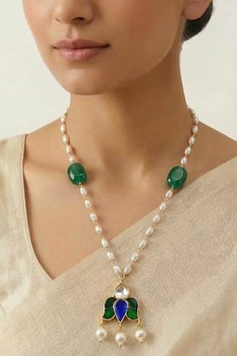 The emerald bloom long necklace