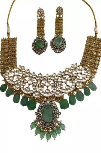 The royal emerald petal choker set