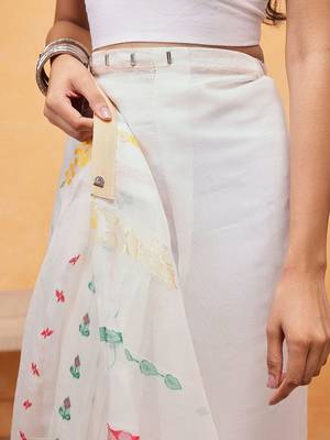 Off white printed pure cotton ethnic saree with blouse piece 5