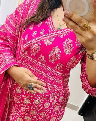 Beautiful pink printed kurta set 4