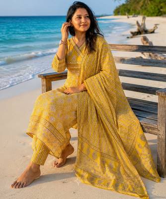 Beautiful yellow printed kurta set 2