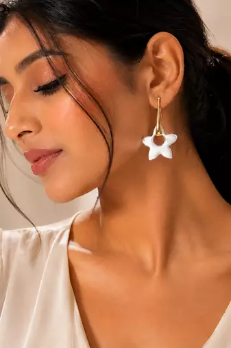 White star metallic drop earrings