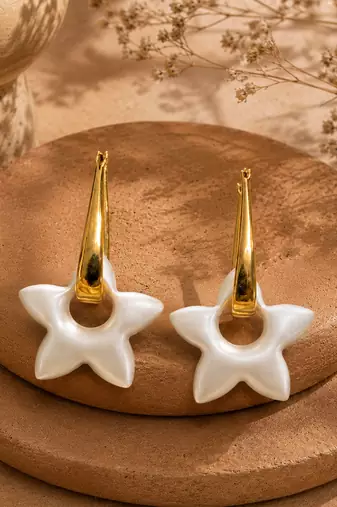 White star metallic drop earrings