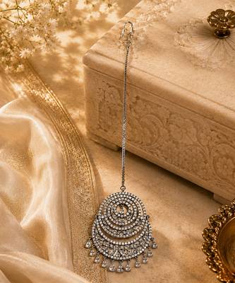 Silver crescent shaped metallic maang tikka 3