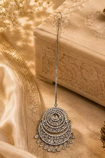 Silver crescent shaped metallic maang tikka