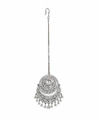 Silver crescent shaped metallic maang tikka 4