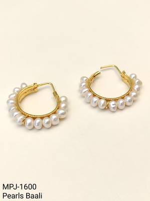 Pearl hoop earrings, gold, freshwater pearl, 20 mm, huggie style, white 4
