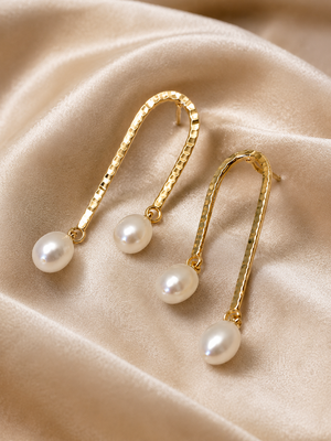 Gold-tone hammered arc drop earrings with freshwater pearl dangles, elegant stud style 2