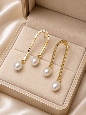 Gold-tone hammered arc drop earrings with freshwater pearl dangles, elegant stud style 3