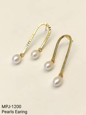 Gold-tone hammered arc drop earrings with freshwater pearl dangles, elegant stud style 4