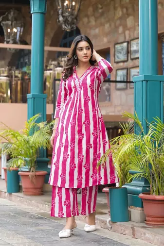 WOMEN COTTON A-LINE FLOWER PRINT KURTA WITH PANT