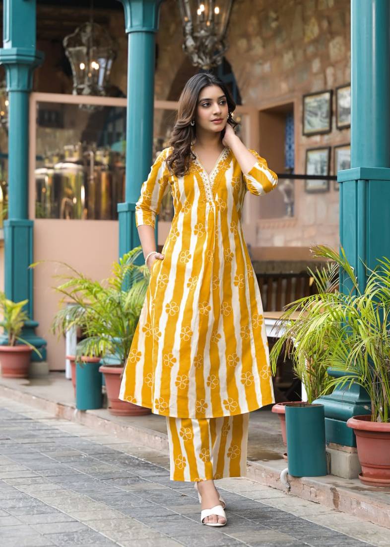 WOMEN COTTON FLORAL PRINTED A-LINE KURTA WITH PANT 