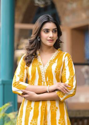 WOMEN COTTON FLORAL PRINTED A-LINE KURTA WITH PANT  2
