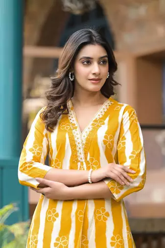 WOMEN COTTON FLORAL PRINTED A-LINE KURTA WITH PANT 