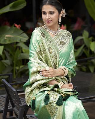 Green silk blend embroidered bollywood Saree with blouse  2