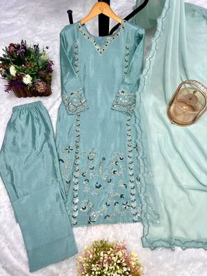 Green silk blend embroidered kurta set 2