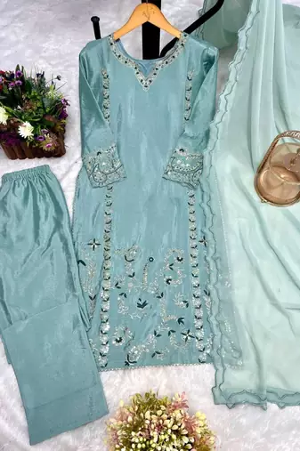 Green silk blend embroidered kurta set