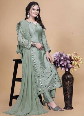 Green silk blend embroidered kurta set 3