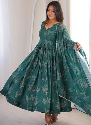Green silk blend printed flared gown set 3