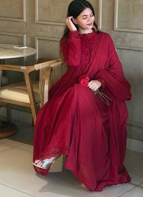 Red silk blend embroidered flared gown set 2