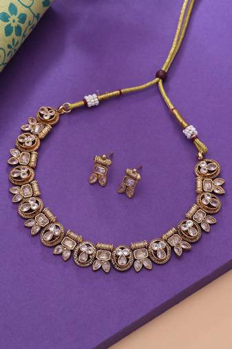 Gold color elegant kundan necklace set