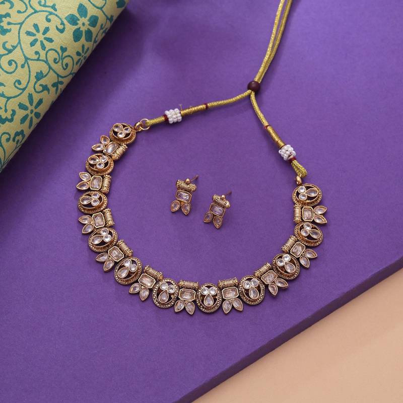Gold color elegant kundan necklace set
