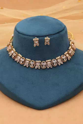 Gold color elegant kundan necklace set