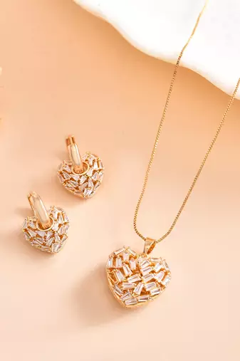 Gold heart pendant set with premium stones