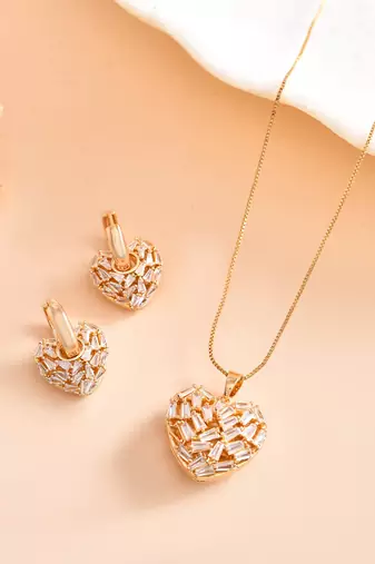 Gold heart pendant set with premium stones