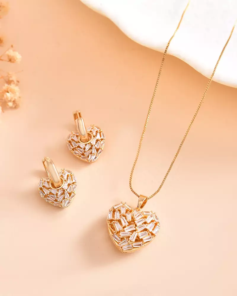 Gold heart pendant set with premium stones