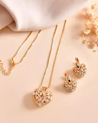 Gold heart pendant set with premium stones 2