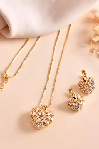 Gold heart pendant set with premium stones