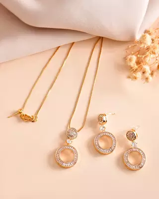 Gold plated  pendant set for  luxurious and premium look 2